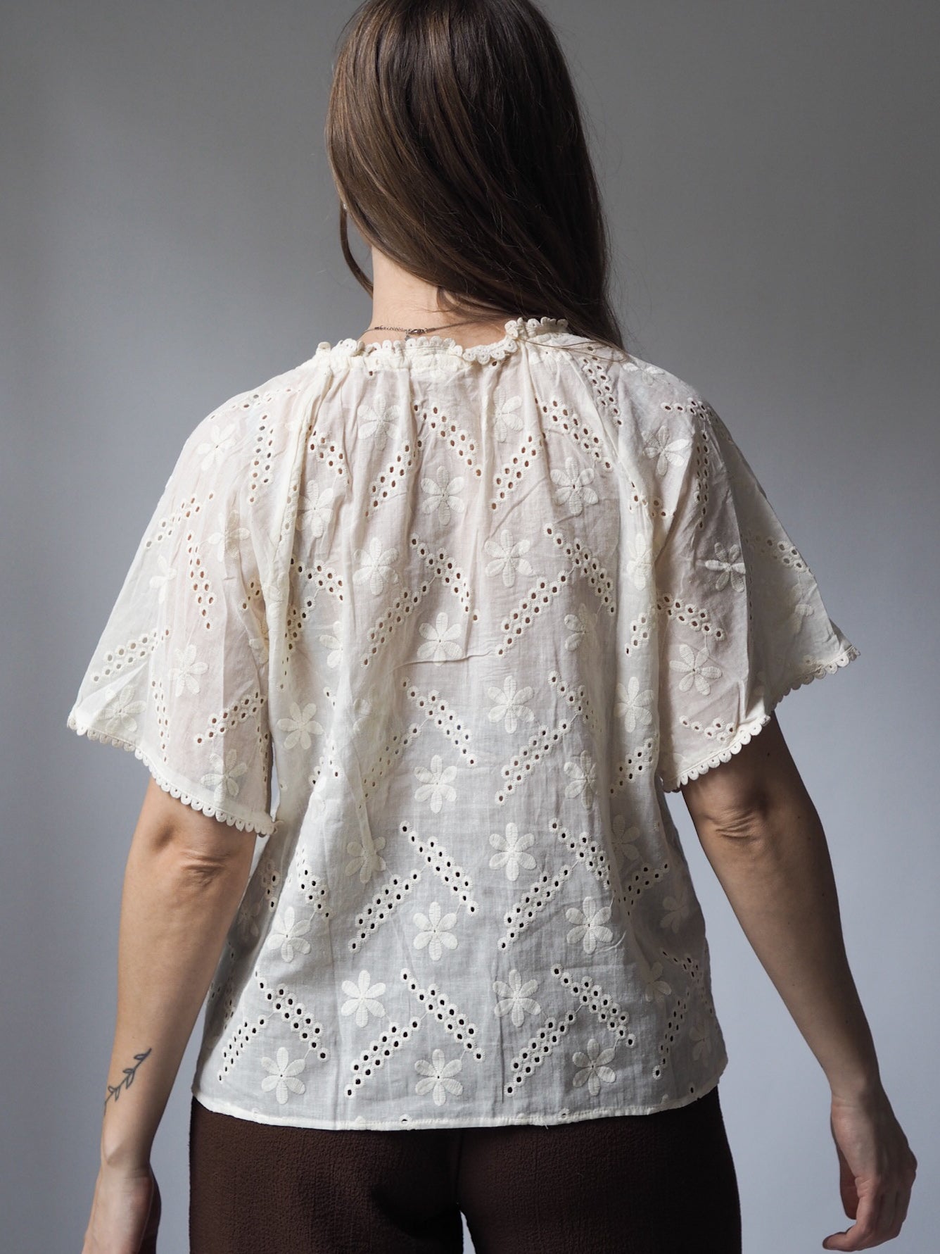 SPITZENBLUSE MIT LOCHSTICKEREI | VINTAGE STIL