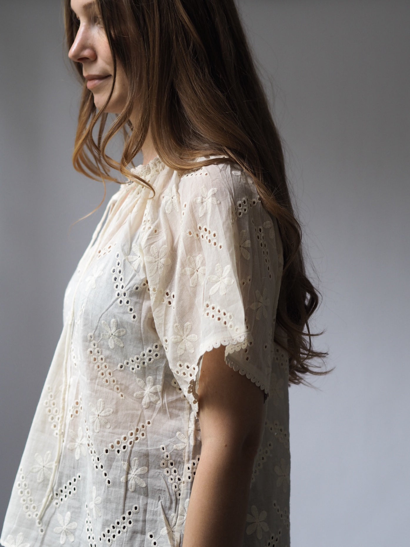 SPITZENBLUSE MIT LOCHSTICKEREI | VINTAGE STIL