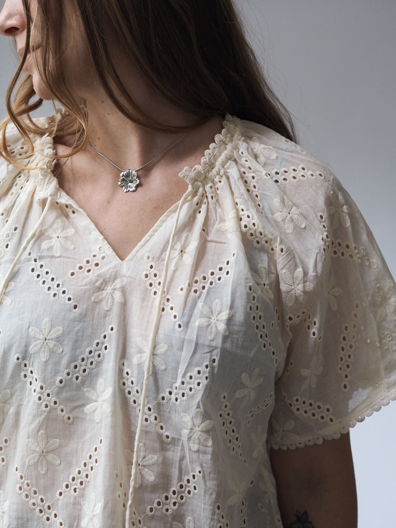 SPITZENBLUSE MIT LOCHSTICKEREI | VINTAGE STIL