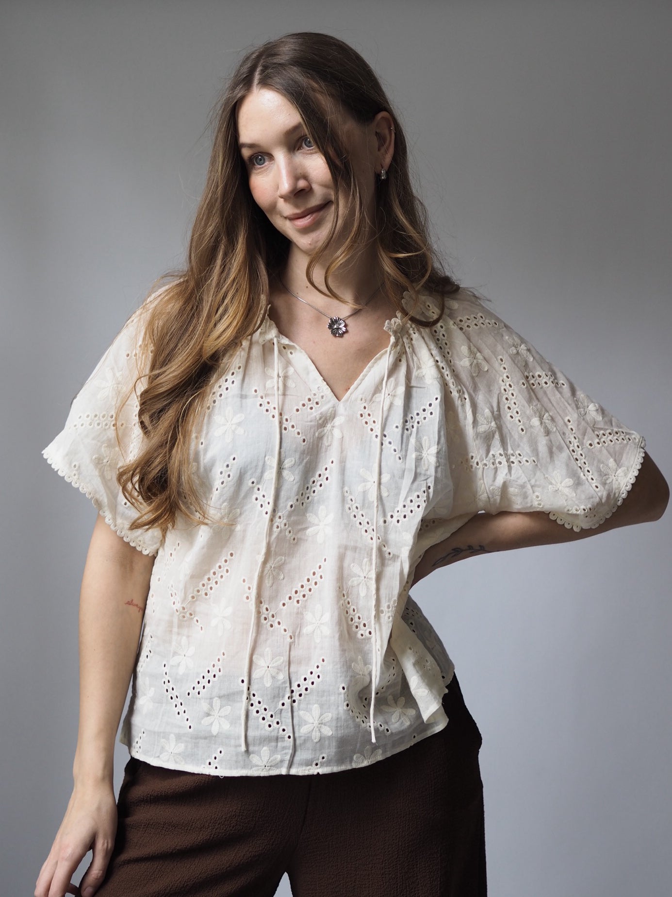 SPITZENBLUSE MIT LOCHSTICKEREI | VINTAGE STIL