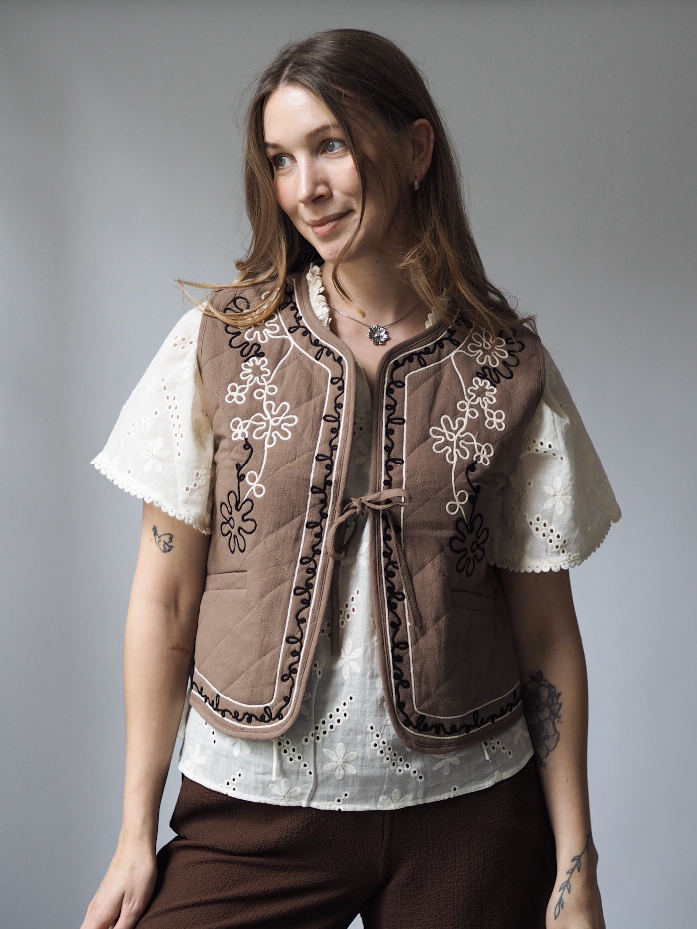 BOHO WESTE MIT STICKEREI