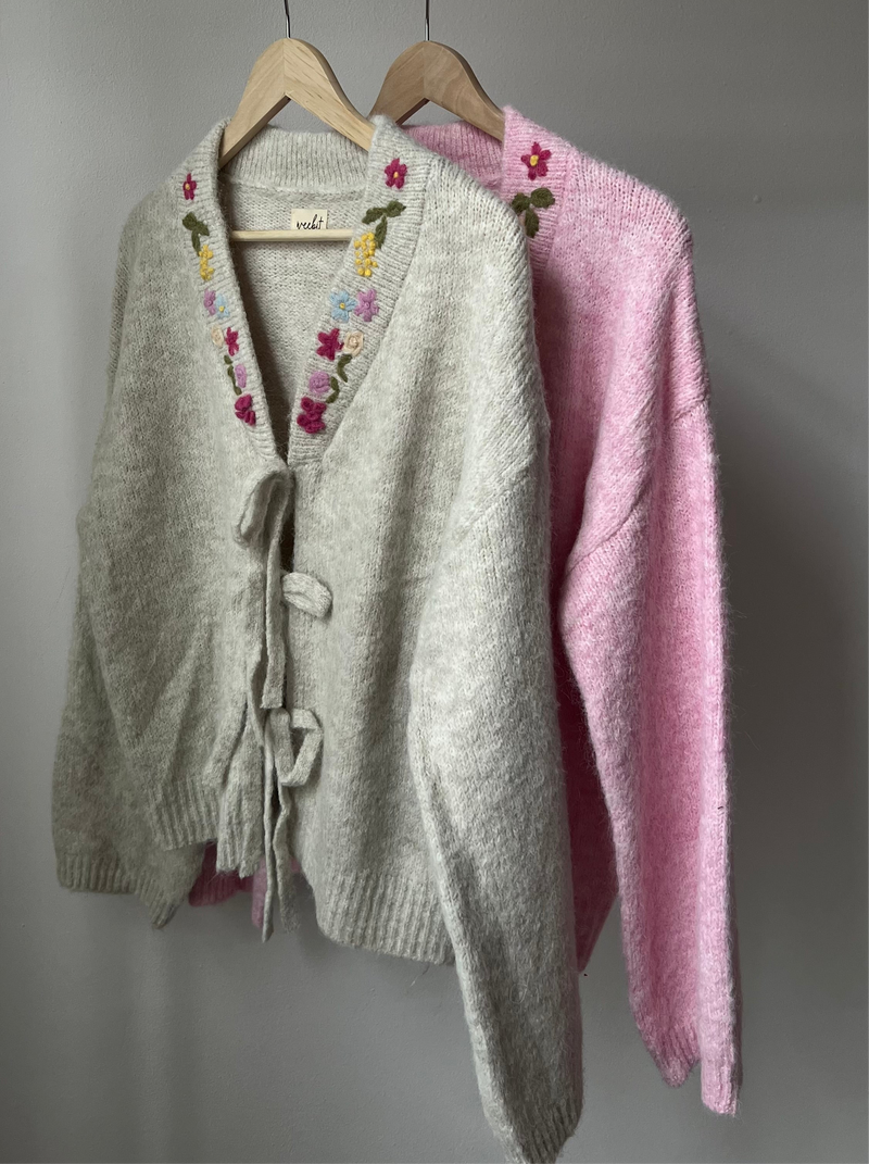 STRICKJACKE MIT BLÜMCHEN BESTICKT| HELLROSA | ELVA