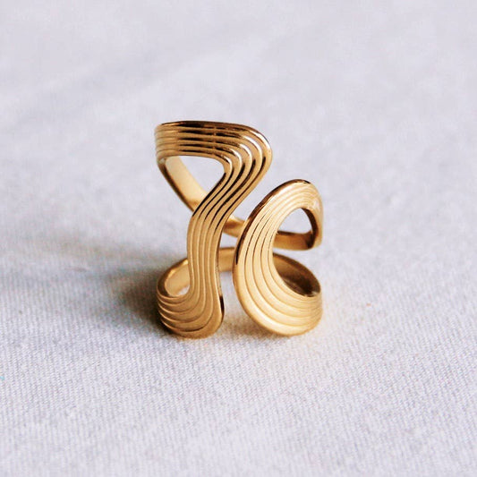 Statement Retro Ring XL mit Streifen – Gold