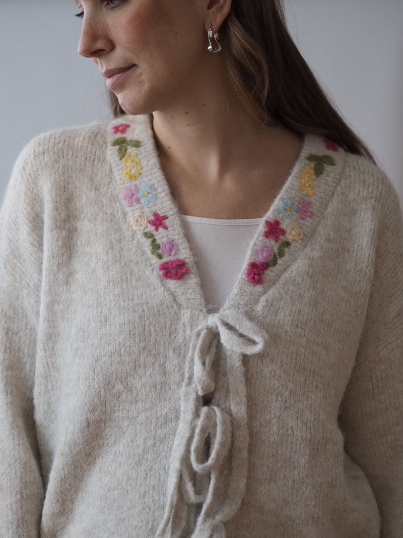 STRICKJACKE MIT BLÜMCHEN BESTICKT| CREME | ELVA