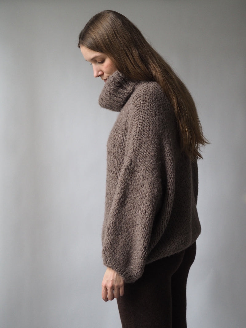 OVERSIZE STRICKPULLOVER MIT DICKEM ROLLKRAGEN