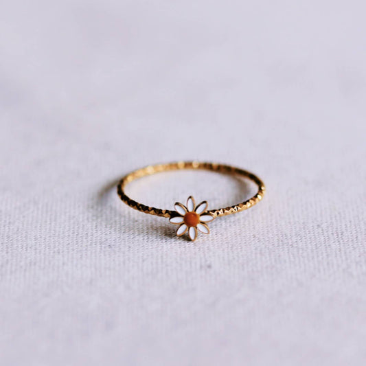 Minimalistischer Ring mit Gänseblümchen