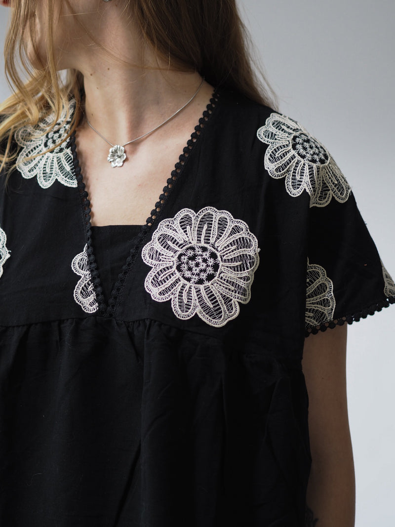 COTTON BLUSE MIT BLUMENSTICKEREI