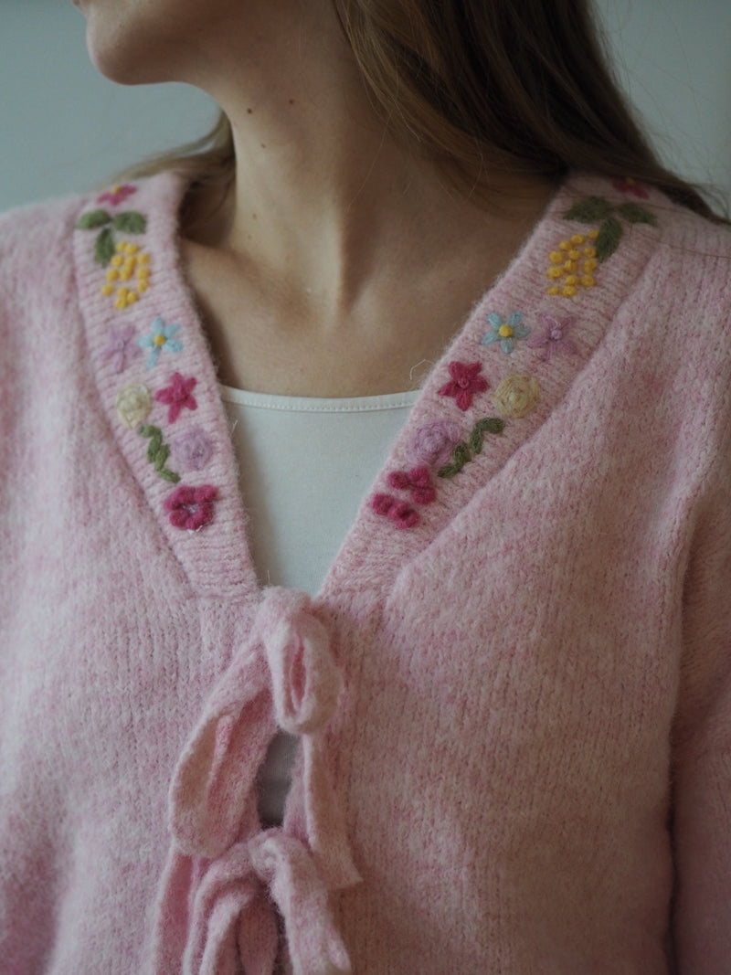 STRICKJACKE MIT BLÜMCHEN BESTICKT| HELLROSA | ELVA