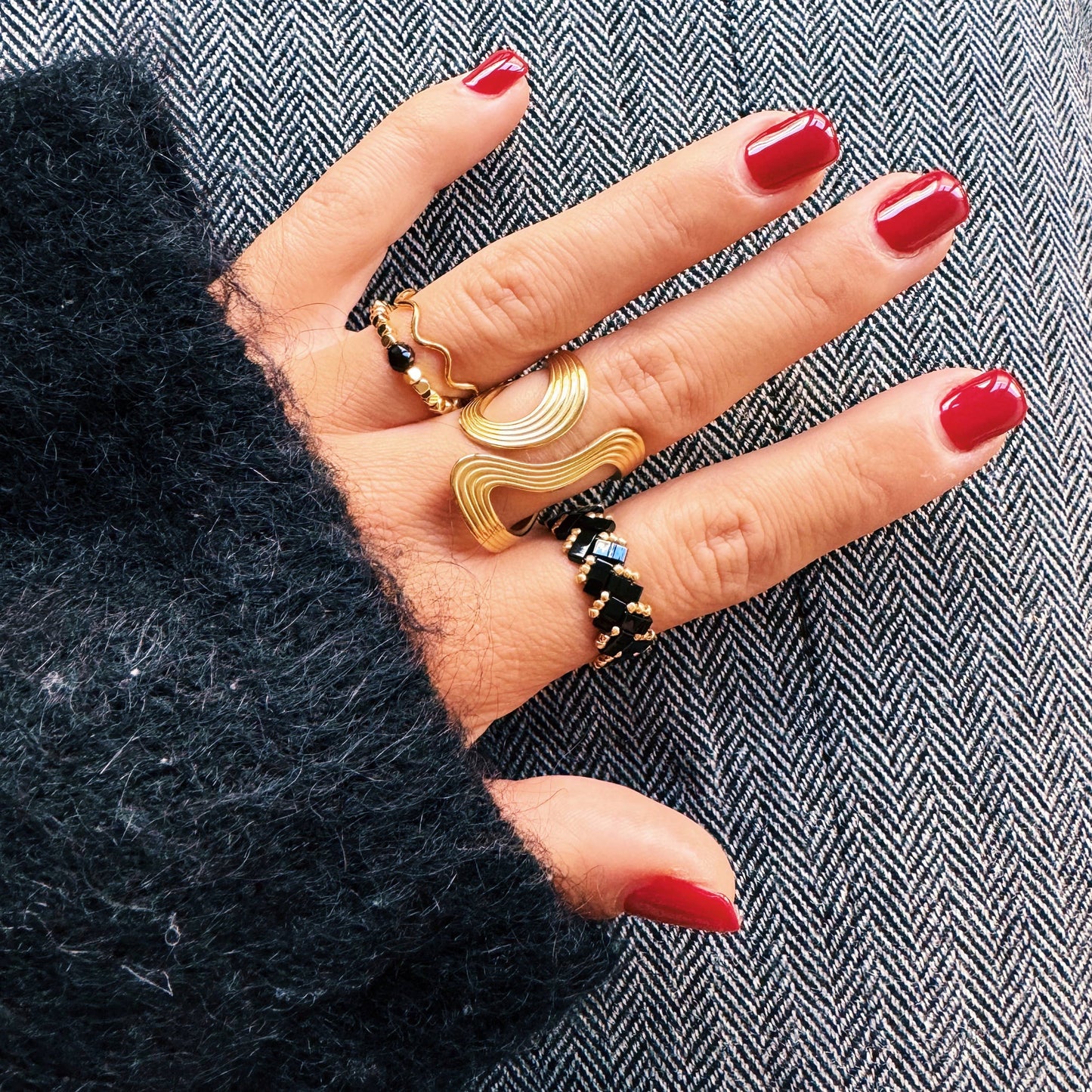 Statement Retro Ring XL mit Streifen – Gold