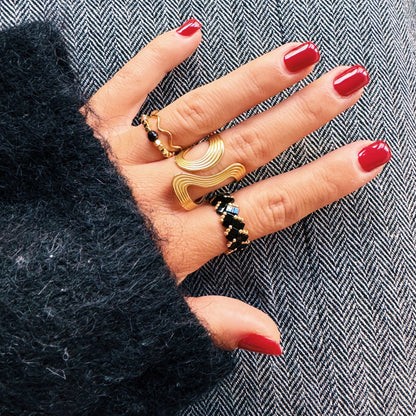 Statement Retro Ring XL mit Streifen – Gold