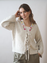 STRICKJACKE MIT BLÜMCHEN BESTICKT| CREME | ELVA