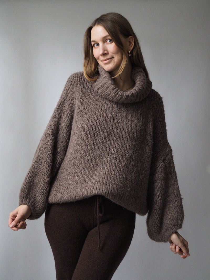 OVERSIZE STRICKPULLOVER MIT DICKEM ROLLKRAGEN