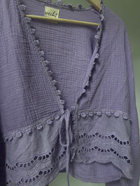 MUSSELIN-BLUSE MIT SPITZENBORTE | SOPHIA