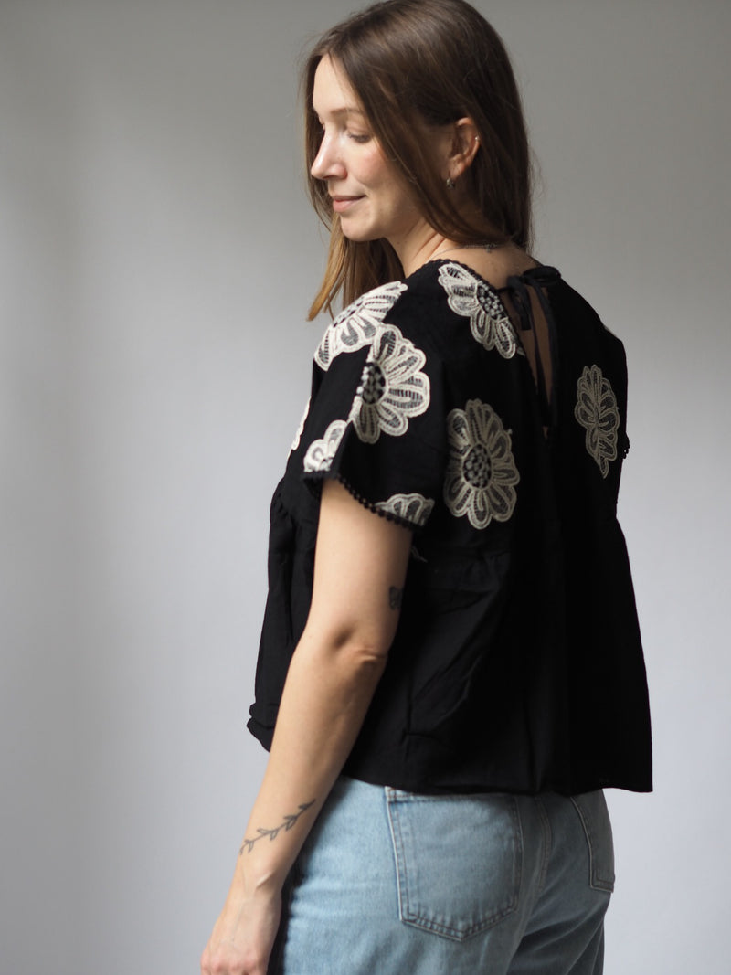 COTTON BLUSE MIT BLUMENSTICKEREI