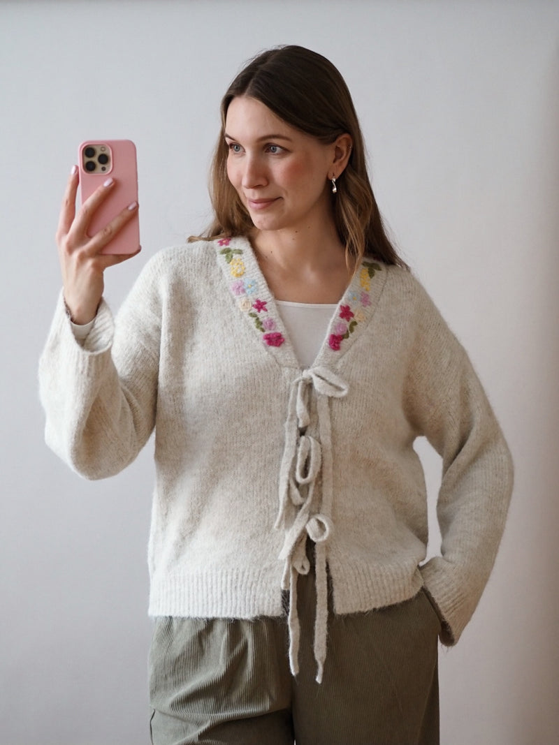 STRICKJACKE MIT BLÜMCHEN BESTICKT| CREME | ELVA