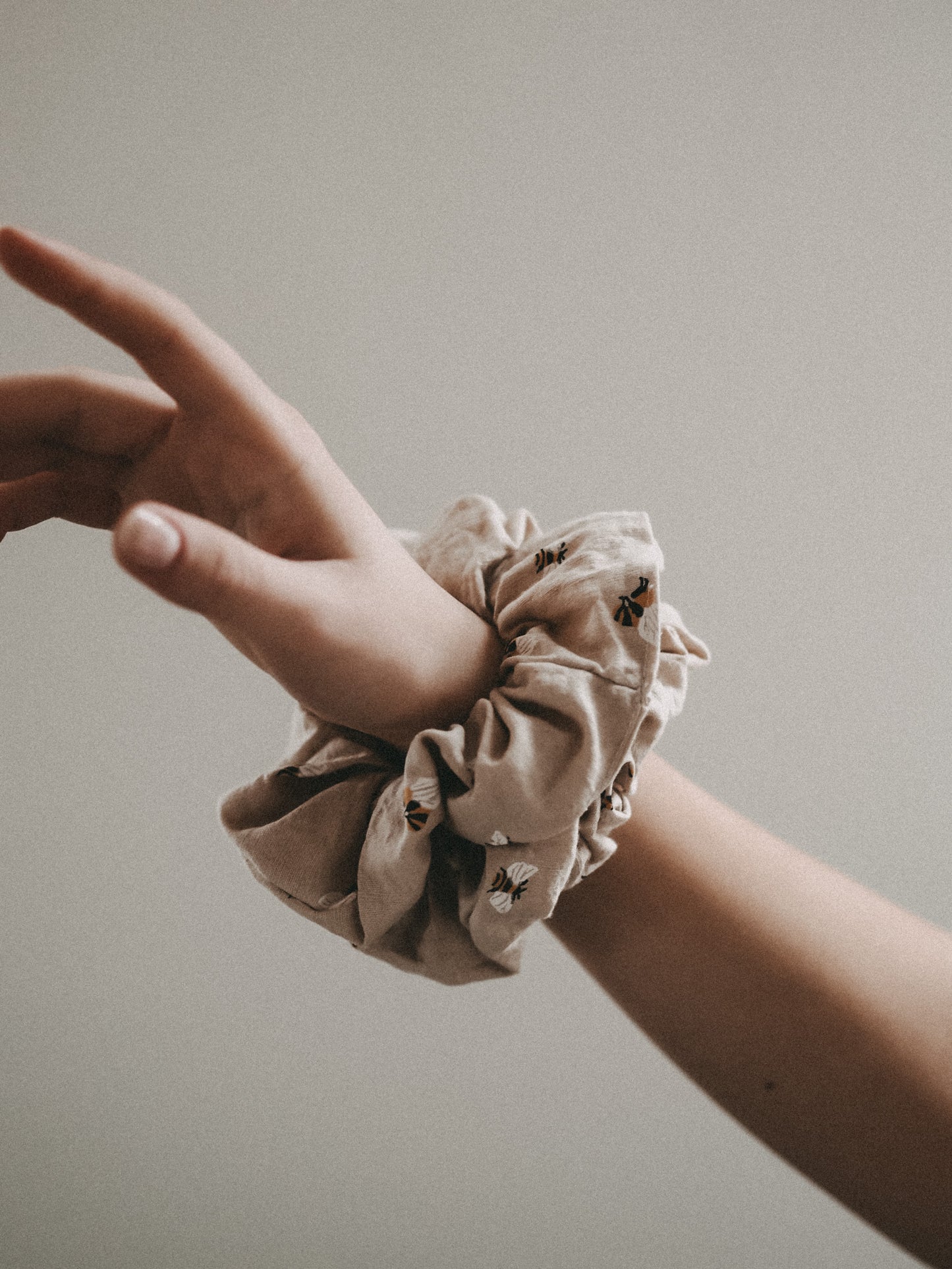 SCRUNCHIE | SEERSUCKER BEES