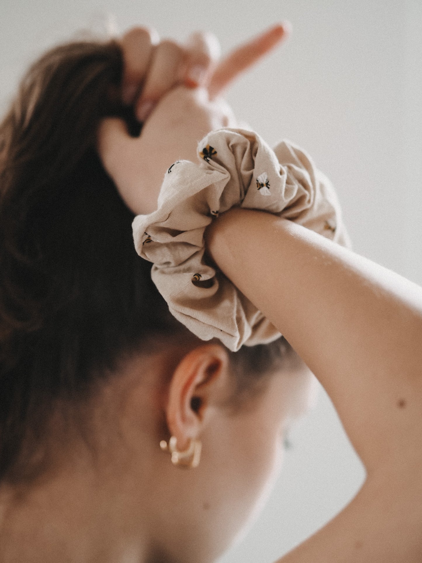 SCRUNCHIE | SEERSUCKER BEES