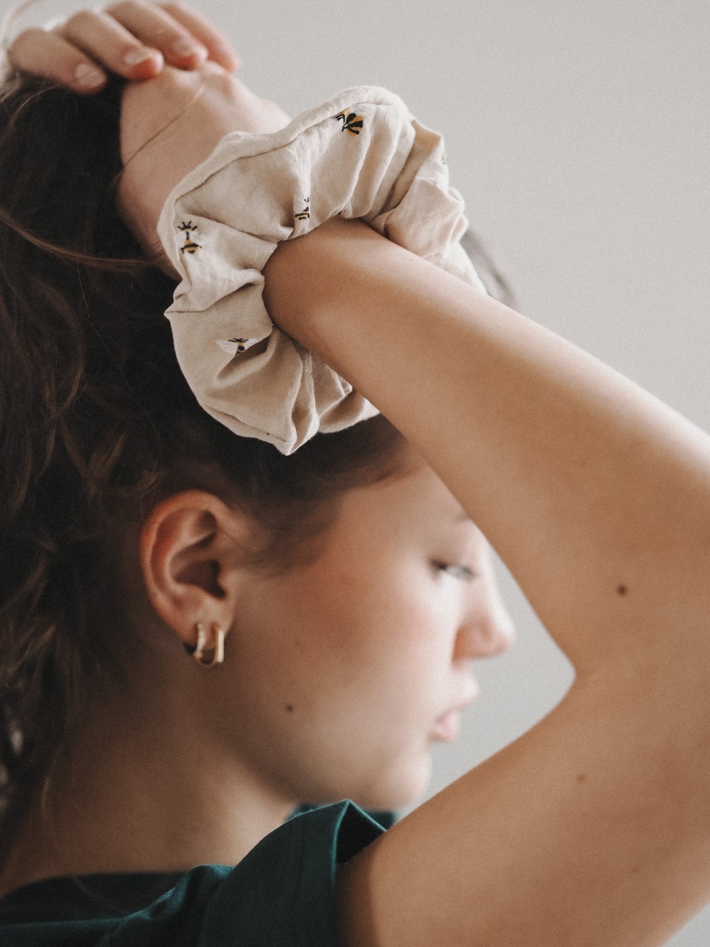 SCRUNCHIE | SEERSUCKER BEES